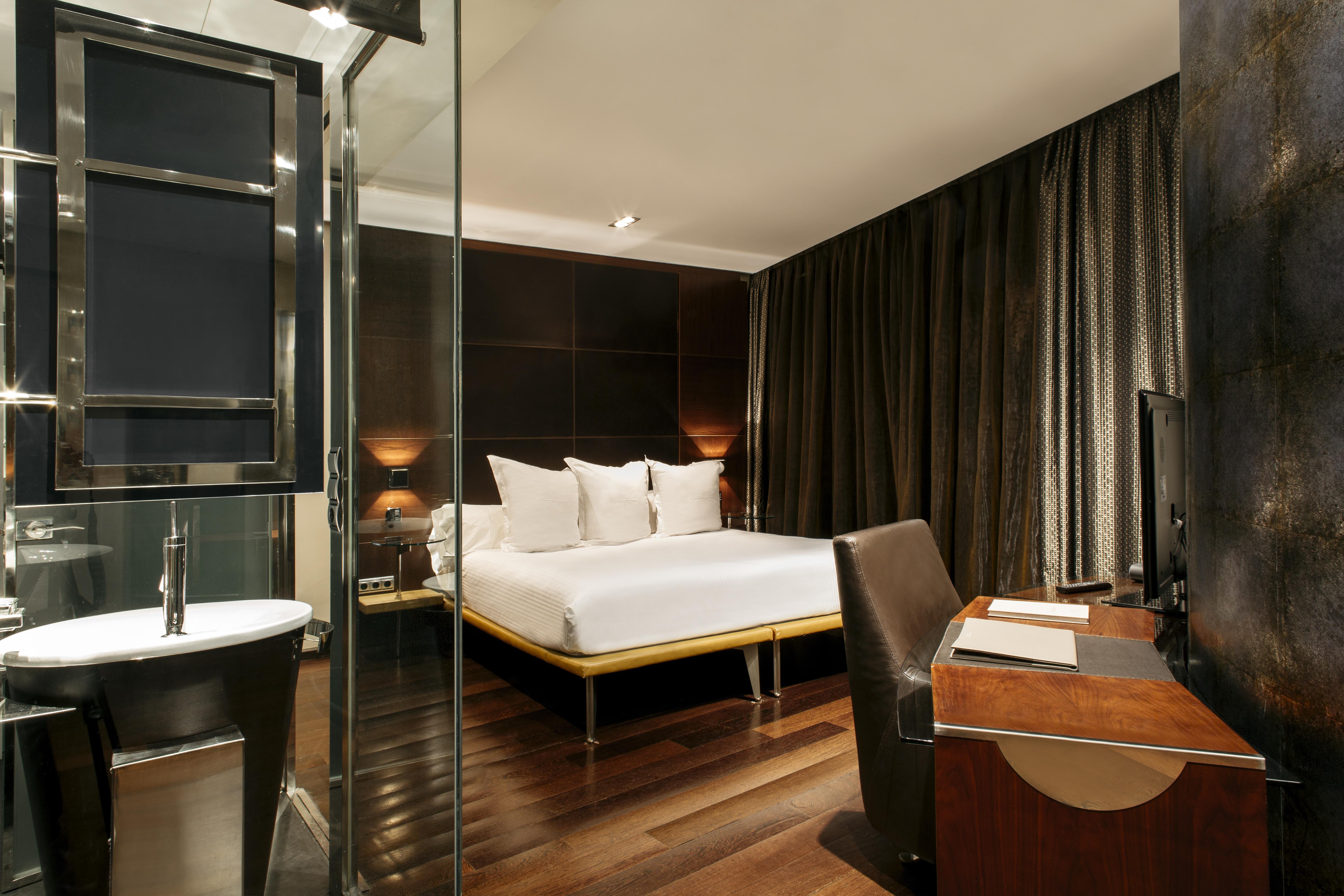 Hotel Urban, A Small Luxury Hotel Of The World Мадрид Екстериор снимка A room at the Mandarin Oriental, Paris